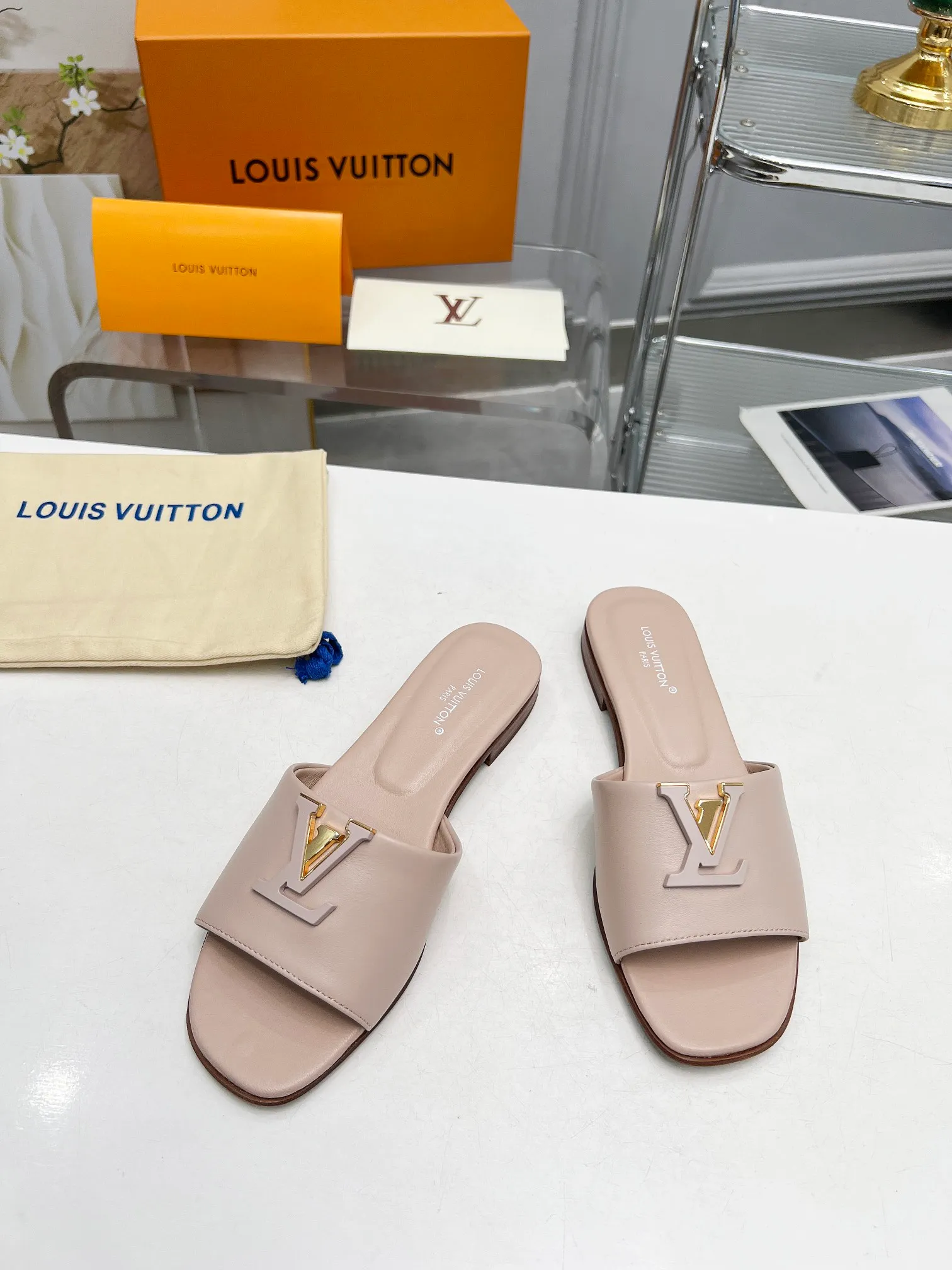 👟👟Ex-factory price 440👟👟Louis Vuitton/Louis Vuitton women's new sandals LV SUNSET COMFORT flat sandals are made of exquisite cowhide and sheepskin lining, the uppers show handicrafts, and are matched with genuine leather soles*@wearing experience. LV logo hardware buckle on upper, size 35-42